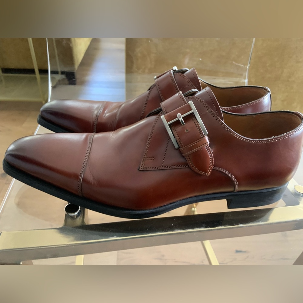 Magnanni shoes in great condition size 8 1/2. Color is burgundy very stylish!